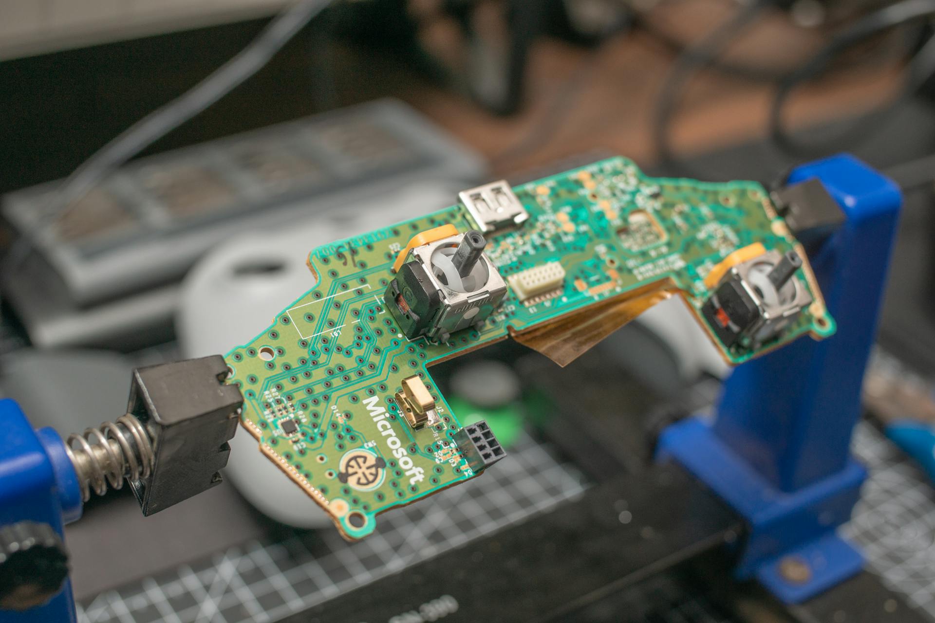 Why Hybrid Distributors Are Crucial to OEM Success